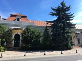 Kaszinó épülete és a lovasmúzeum